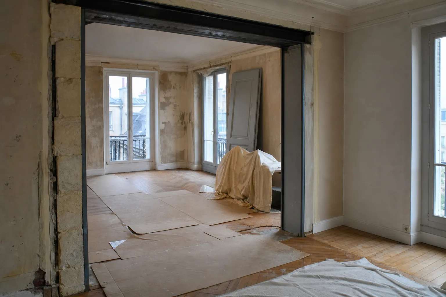 Séjour d’appartement que nous rénovons, cloison déposée et parquet protégé