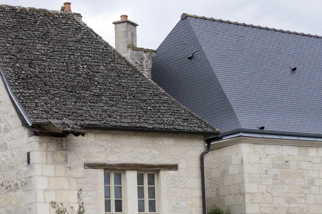 Deux toitures voisines dans le même cadre : ardoise ancienne posée au crochet et couverture récente ventilée