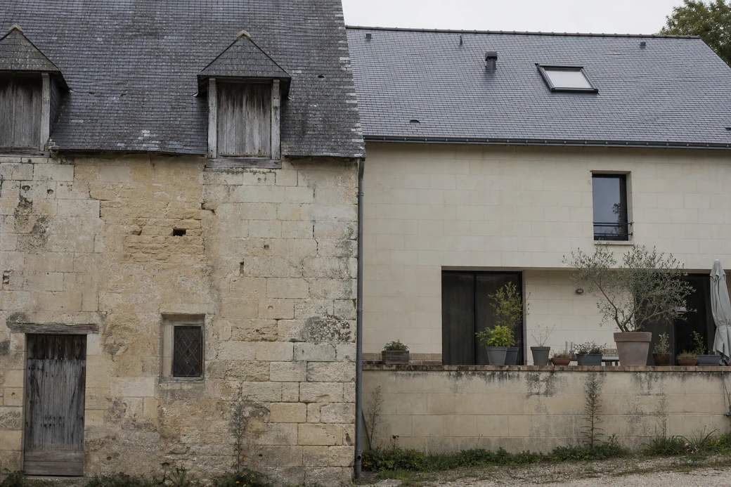 Maison de bourg ancienne en pierre voisine d’une construction récente