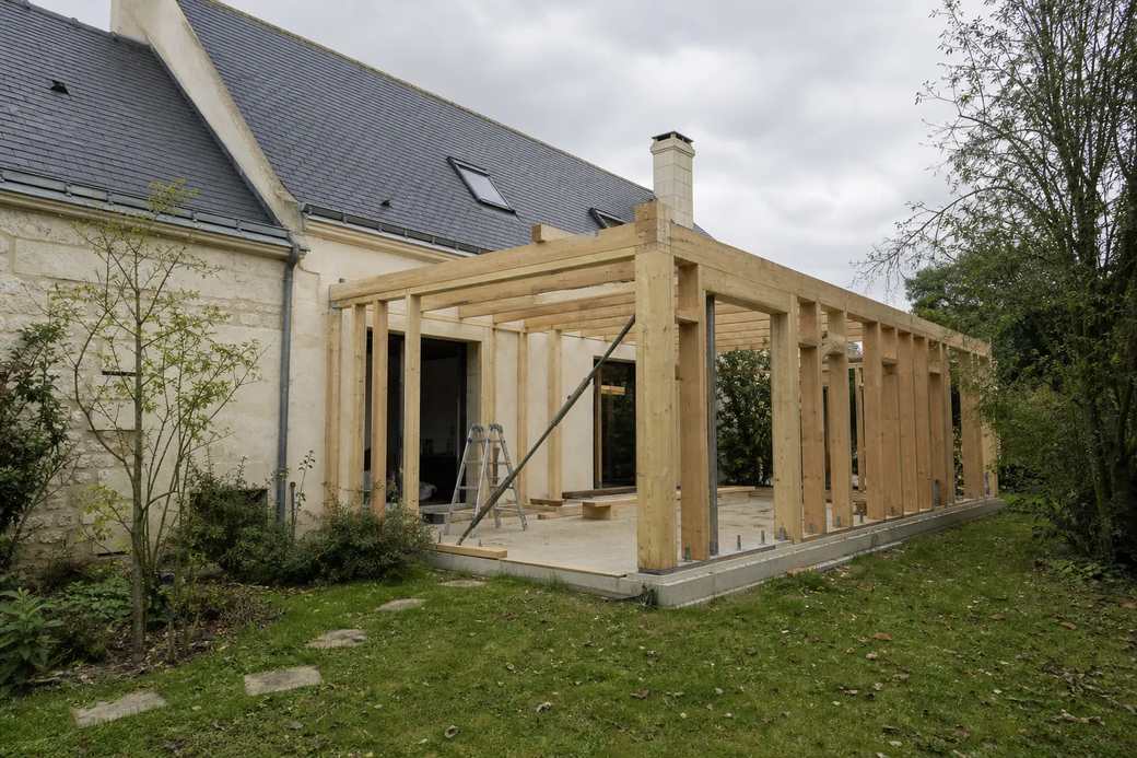 Maison contemporaine avec extension bardée bois, jardin arboré
