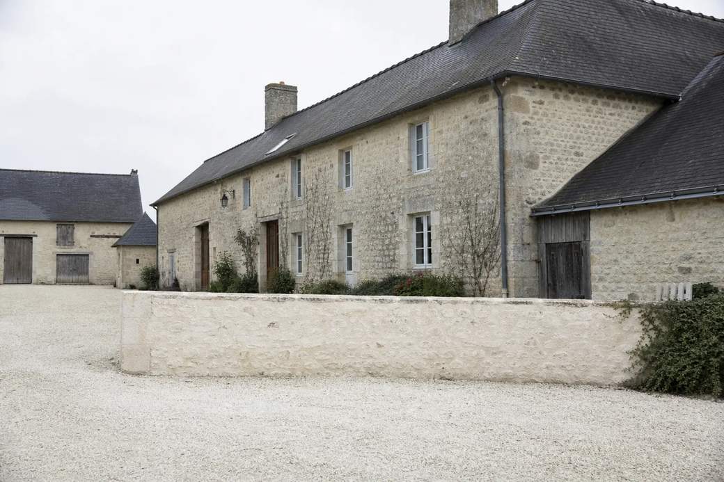 Longère mayennaise en pierre avec couverture en ardoise, en cours de rénovation
