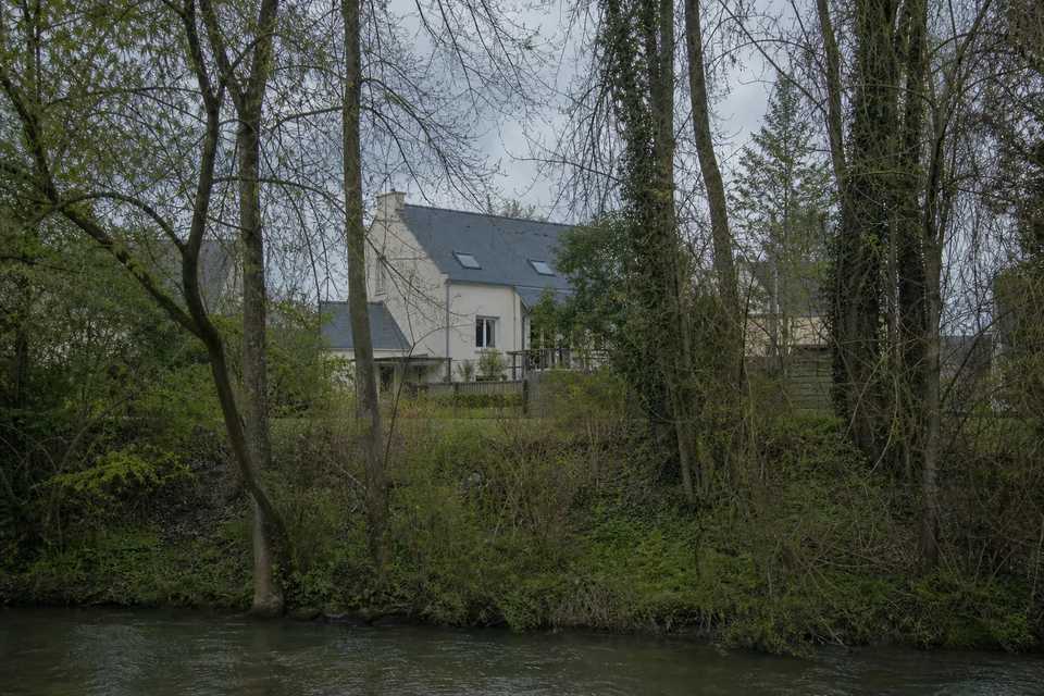 Maison de lotissement des années 1990 en bord de rivière, Mayenne