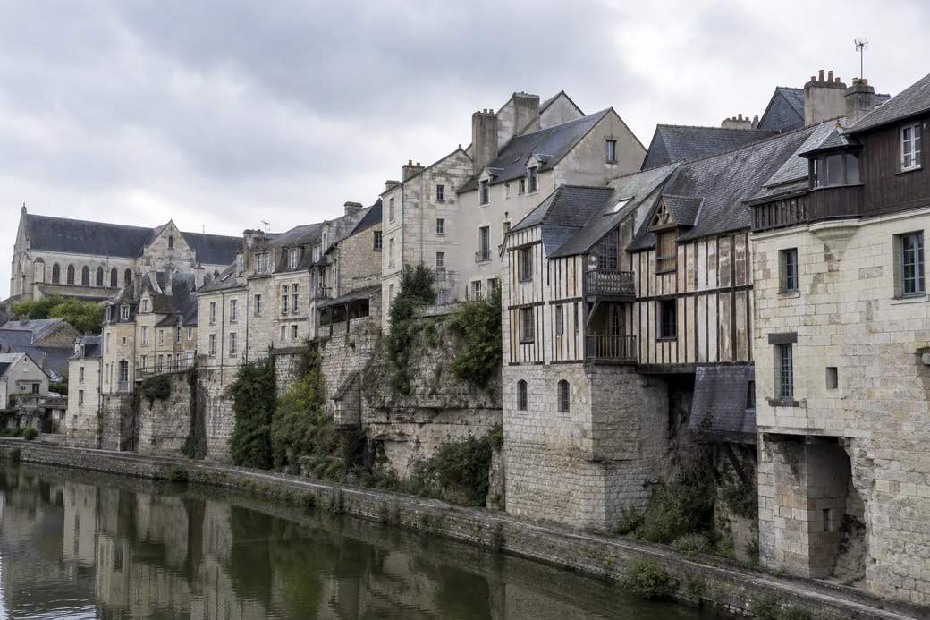 Façades anciennes du vieux Laval en tuffeau et pan de bois, au-dessus de la Mayenne