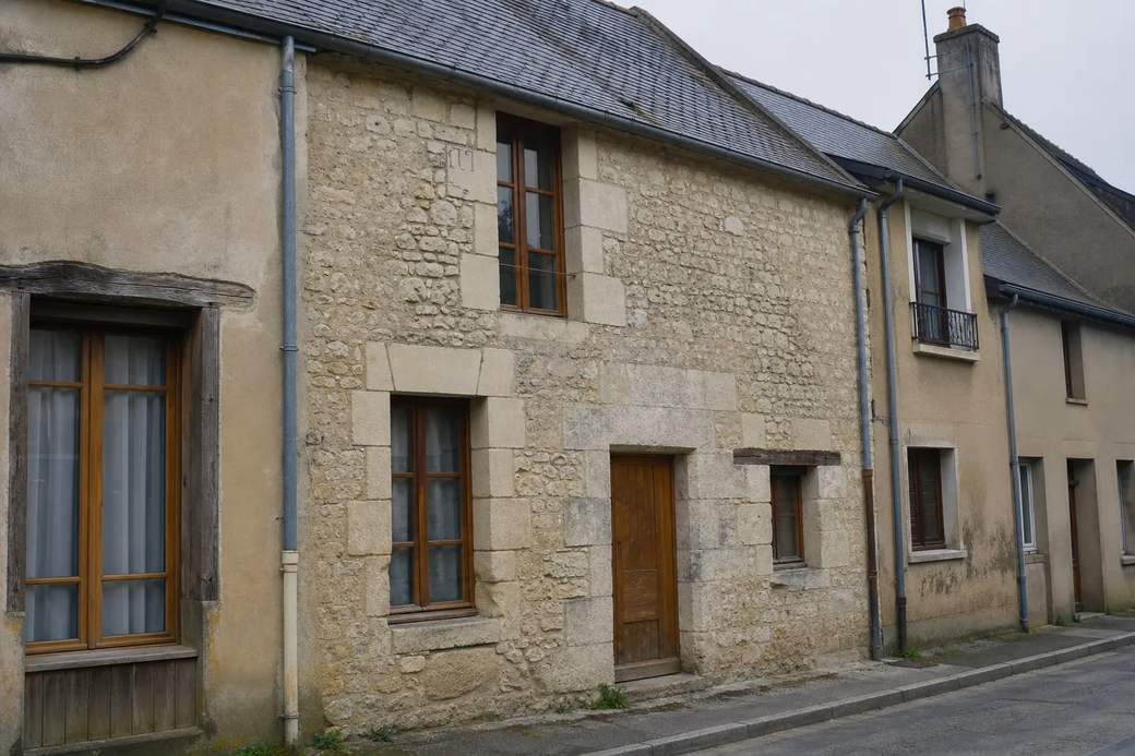 Maison de bourg ancienne en pierre avec menuiseries d’origine, Mayenne